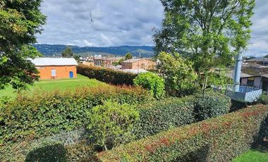 CHIA VENDO CASA HERMOSA DE  3 PISOS CON AREA DE CONSTRUCCION DE  330mts+25 terraza, lote 432 mts 5 habitaciones +cuarto de servicio,parqueadero 3 auto