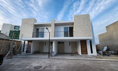 CASA EN VENTA EN LA CARCAÑA MOMOXPAN ATRAS DE CENTRO COMERCIAL LA EXPLANADA