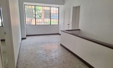 SE RENTA. RENTO CASA ESPACIOSA EN LAURELESS