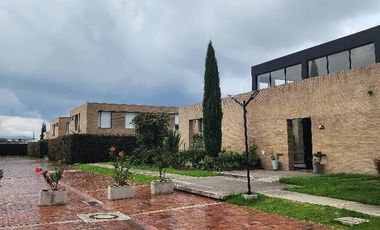 CASA ESQUINERA VENTILADA, ILUMINADA,  DOS  PISOS, CHIA FONQUETA,EDAD 4 AÑOS, 2 PISOS, DOS PARQUEADEROS ,TIENE HIPOTECA  BANCOLOMBIA, ZONA SOCIAL DEL C