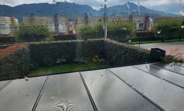 CASA ESQUINERA VENTILADA, ILUMINADA,  DOS  PISOS, CHIA FONQUETA,EDAD 4 AÑOS, 2 PISOS, DOS PARQUEADEROS ,TIENE HIPOTECA  BANCOLOMBIA, ZONA SOCIAL DEL C