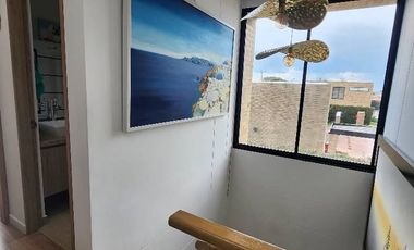 CASA ESQUINERA VENTILADA, ILUMINADA,  DOS  PISOS, CHIA FONQUETA,EDAD 4 AÑOS, 2 PISOS, DOS PARQUEADEROS ,TIENE HIPOTECA  BANCOLOMBIA, ZONA SOCIAL DEL C