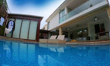 Alquiler Casa en Samborondón 5 dormitorios moderna piscina remodelada - C230