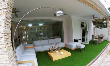 Alquiler Casa en Samborondón 5 dormitorios moderna piscina remodelada - C230