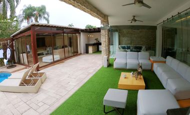 Alquiler Casa en Samborondón 5 dormitorios moderna piscina remodelada - C230