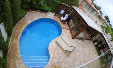 Alquiler Casa en Samborondón 5 dormitorios moderna piscina remodelada - C230