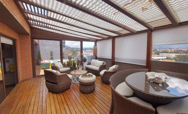 Penthouse duplex de lujo en venta. Cuenca. Ave Remigio tamariz estadio. Vista a la ciudad y al cajas terrazas
