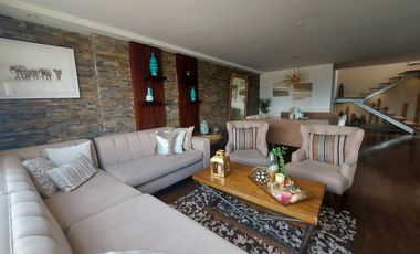 Penthouse duplex de lujo en venta. Cuenca. Ave Remigio tamariz estadio. Vista a la ciudad y al cajas terrazas