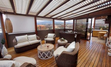 Penthouse duplex de lujo en venta. Cuenca. Ave Remigio tamariz estadio. Vista a la ciudad y al cajas terrazas