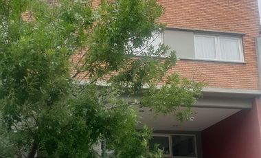 ALQUILER  DPTO DOS AMBIENTES EN IMPORTANTE EDIFICIO. MORON CENTRO