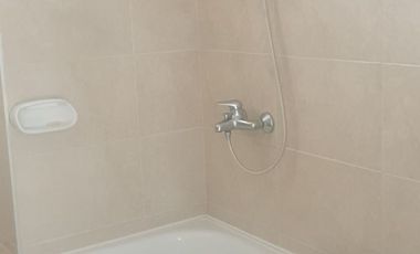 ALQUILER  DPTO DOS AMBIENTES EN IMPORTANTE EDIFICIO. MORON CENTRO