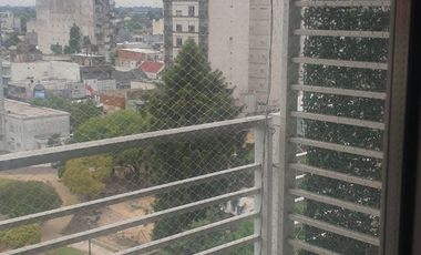 ALQUILER  DPTO DOS AMBIENTES EN IMPORTANTE EDIFICIO. MORON CENTRO