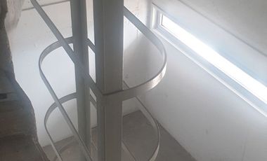 ALQUILER  DPTO DOS AMBIENTES EN IMPORTANTE EDIFICIO. MORON CENTRO