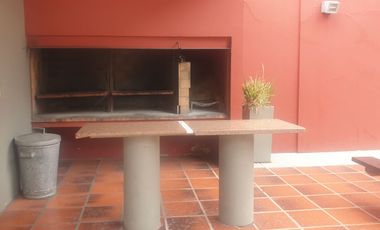 ALQUILER  DPTO DOS AMBIENTES EN IMPORTANTE EDIFICIO. MORON CENTRO