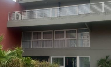 ALQUILER  DPTO DOS AMBIENTES EN IMPORTANTE EDIFICIO. MORON CENTRO