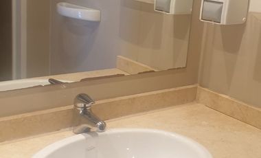 ALQUILER  DPTO DOS AMBIENTES EN IMPORTANTE EDIFICIO. MORON CENTRO