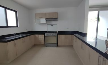 Renta Residencia🏠en Privada Fontana, al norte de Mérida, Yucatán, 4 Recámaras🛏️, piscina, etc.