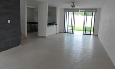 Renta Residencia🏠en Privada Fontana, al norte de Mérida, Yucatán, 4 Recámaras🛏️, piscina, etc.