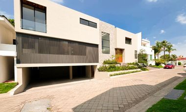 Casa En Venta En Colomos Providencia Nueva De Lujo, Zona Providencia, Zapopan
