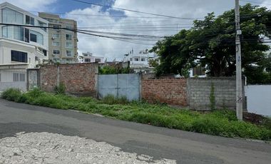 Terreno en venta, de 780 m2 en Calle 30 y Flavio Reyes, cerca al mar.