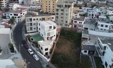 Terreno en venta, de 780 m2 en Calle 30 y Flavio Reyes, cerca al mar.