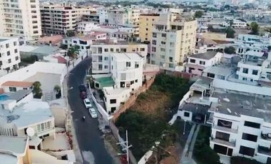 Terreno en venta, de 780 m2 en Calle 30 y Flavio Reyes, cerca al mar.