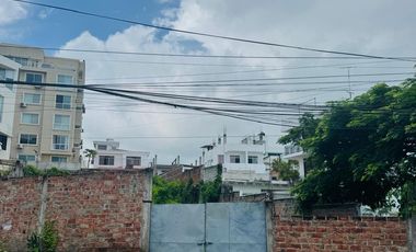 Terreno en venta, de 780 m2 en Calle 30 y Flavio Reyes, cerca al mar.