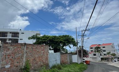 Terreno en venta, de 780 m2 en Calle 30 y Flavio Reyes, cerca al mar.