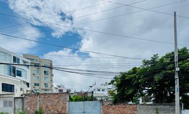 Terreno en venta, de 780 m2 en Calle 30 y Flavio Reyes, cerca al mar.