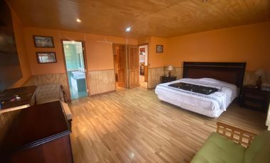 Hermosa Parcela con Casa, con 2 Piscinas y Quinchos Independientes en Padre Hurtado