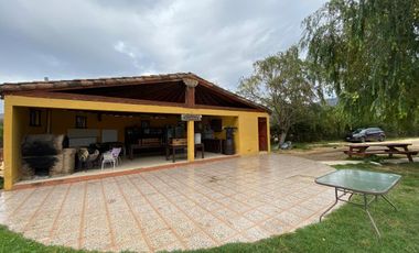 Hermosa Parcela con Casa, con 2 Piscinas y Quinchos Independientes en Padre Hurtado