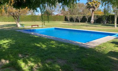 Hermosa Parcela con Casa, con 2 Piscinas y Quinchos Independientes en Padre Hurtado