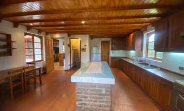 Hermosa Parcela con Casa, con 2 Piscinas y Quinchos Independientes en Padre Hurtado