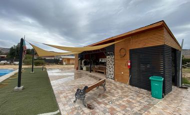 Hermosa Parcela con Casa, con 2 Piscinas y Quinchos Independientes en Padre Hurtado