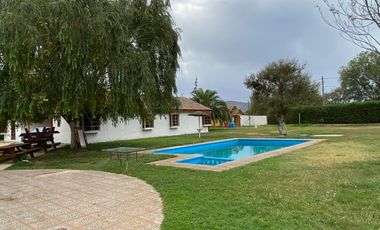 Hermosa Parcela con Casa, con 2 Piscinas y Quinchos Independientes en Padre Hurtado
