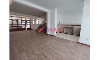 Se Vende Casa En Urb. Las Casuarinas En Los Portales // ID: 1136438