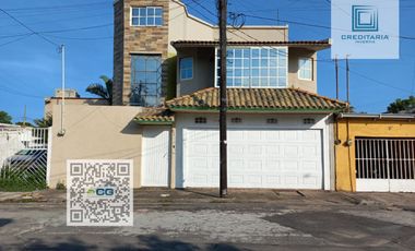 Casa de tres niveles con alberca en Venta,en la Col. Miguel Aleman, cerca del centro histórico en el Puerto de Veracruz, Ver.