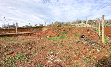 Comodo terreno con agua y luz (cuenta con permiso de edificación)