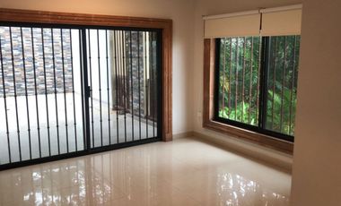 Casa amplia con colindancia laguna de las ilusiones Privada Golondrinas
