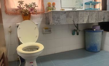 Cheap 2-storey townhouse for sale, land area 18 sq.w., Yusabai Village project, near Suvarnabhumi Airport 30 minutes, near Khlong Nueng, Khlong Luang,