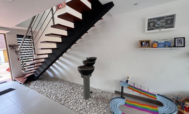 AMPLIA Y MUY ILUMINADA CASA DE 135m2 EN LOTE DE 167M2 EN EL SECTOR DE FLORIDA, MANIZALAES