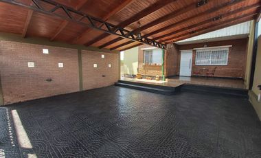 EN VENTA HERMOSA CASA 4 DORMITORIOS