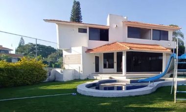 VENTA DE GRANDE CASA EN LOMAS DE COCOYOC, MORELOS.