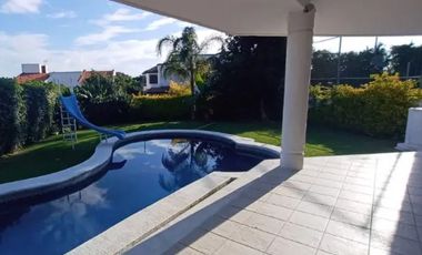 VENTA DE GRANDE CASA EN LOMAS DE COCOYOC, MORELOS.