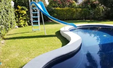 VENTA DE GRANDE CASA EN LOMAS DE COCOYOC, MORELOS.