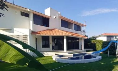 VENTA DE GRANDE CASA EN LOMAS DE COCOYOC, MORELOS.