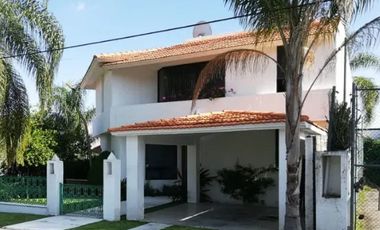 VENTA DE GRANDE CASA EN LOMAS DE COCOYOC, MORELOS.