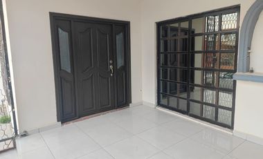 CASA EN RENTA AMUEBLADA IDEAL PARA 3 ROOMIES