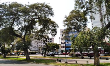 EXCELENTE OPORTUNIDAD DE INVERSIÓN!!! SE VENDE CASA COMO TERRENO O LOCAL COMERCIAL, ZONIFICACIÓN RDA COMPATIBLE CON CZ EN AV. SALAVERRY, JESÚS MARÍA