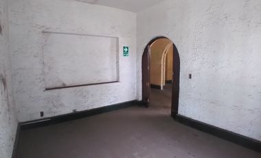 EXCELENTE OPORTUNIDAD DE INVERSIÓN!!! SE VENDE CASA COMO TERRENO O LOCAL COMERCIAL, ZONIFICACIÓN RDA COMPATIBLE CON CZ EN AV. SALAVERRY, JESÚS MARÍA